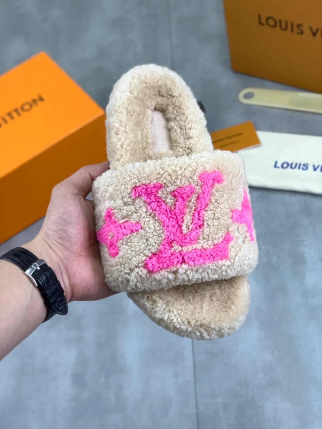 Men's Men's Shoes 💰P420 New L*V Donkey Brand 25WF New Autumn and Winter Furry Slippers When LV's classic genes collide with the soft warmth of autumn and winter, this pair of furry mops is destined to become a fashionable autumn and winter essential item. What strikes me at first glance is the elegant design ingenuity. The inspiration of the wallet element is integrated into the fashionable and retro feel, as if the elegance of exquisite storage is worn on the feet. The iconic Monogram pattern is looming, and it is more low-key and high-end under the soft plush wrap. Every step brings out the brand's unique classic aura. The touch is even more irresistible - the high-quality fluff is thick and fluffy, warming you from the toes to the bottom of your heart like stepping into a freshly basked cloud. Even in the early morning when the temperature is cooling down, there will be no chill when you just put your feet in. This pair of slippers can accurately control the feeling of relaxation at home or the lazy style when going out. size：35-41